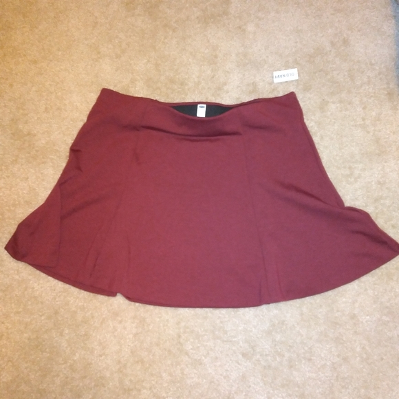 Old Navy Dresses & Skirts - Old Navy Burgundy Skirt 😍